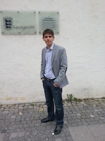 David Bardens vor dem Gerichtsgebäude