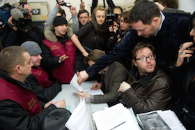 Unterbrechung der Inszenierung durch Personenkontrolle, Foto: Real Fiction Filmverleih