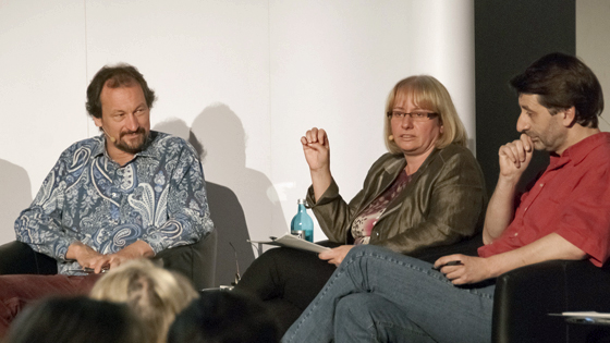 Moderator Peter Menne mit Catrin Rieband und Armin Pfahl-Traughber
