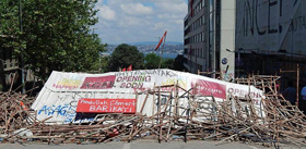 Eine der von Demonstranten errichteten Barrikaden