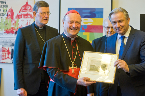 Klaus Wowereit, Regierender Bürgermeister von  Berlin, Dr. Robert Zollitsch,  Vorsitzender  der deutschen Bischofskonferenz,  Maria Kardinal Woelki, Erzbischof von Berlin begrüßen den Gast aus dem Vatikan, der sich im Amtszimmer in das Gästebuch der Stadt Berlin einträgt  und ziehen sich mit ihm zu einem Gespräch in das Arbeitszimmer des Bürgermeisters zurück.