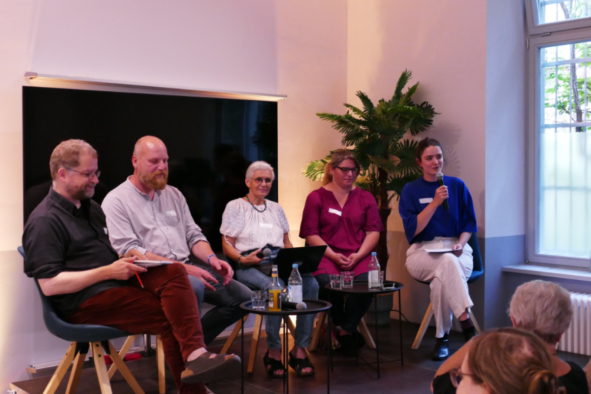Podium: "Welche Friedensbeiträge können Weltanschauungs- und Religionsgemeinschaften leisten?"