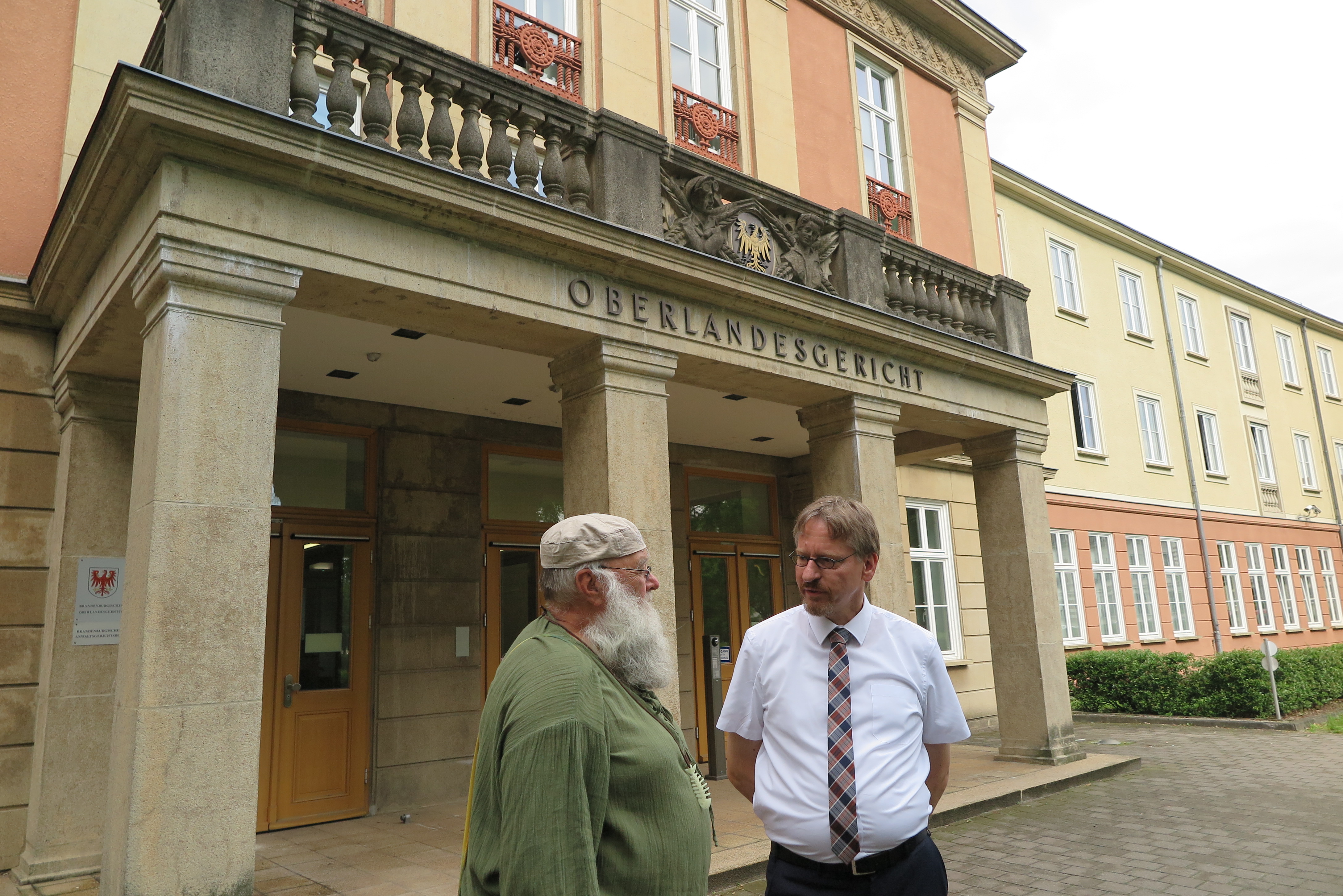 Rüdiger Weida und sein Anwalt vor dem Gericht, Foto: © Daniela Wakonigg