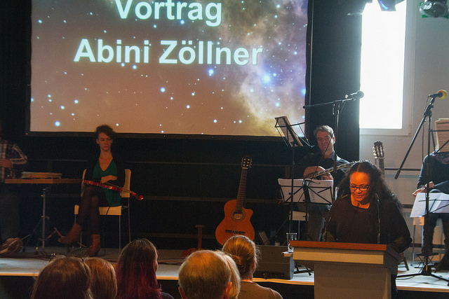 Abini Zöllner beim Vortrag, Foto: © Frank Nicolai Abini Zöllner beim Vortrag, Foto: © Frank Nicolai