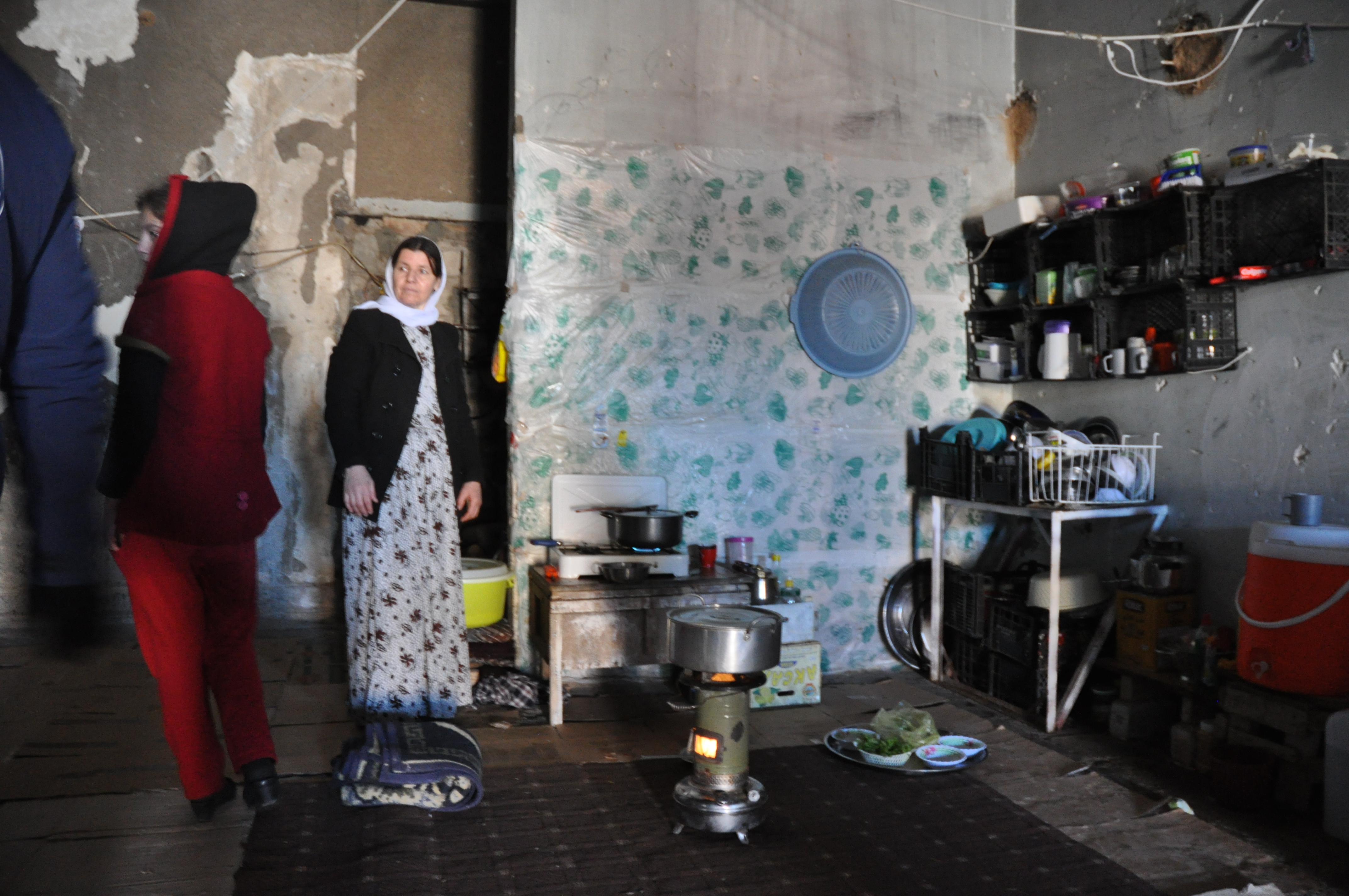 Eine Gemeinschaftsküche für 4 Familien während des Winters sind eine große Herausforderung für die Geflüchteten. Foto: © M.E. Çağlıdil