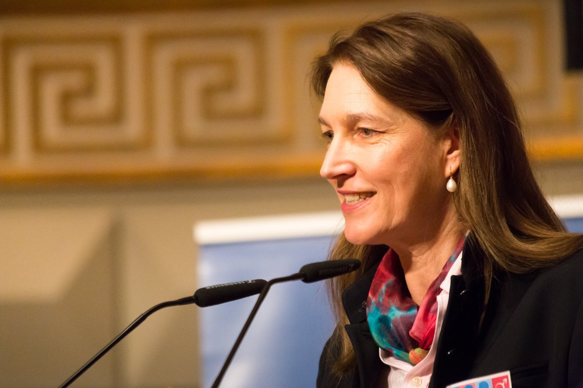 Hedwig von Beverfoerde moderierte am 6. Mai 2017 das Symposium „Sexualpädagogik der Vielfalt - Kritik einer herrschenden Lehre" in Wiesbaden Hedwig von Beverfoerde von Demo für Alle unter Lizenz CC BY-NC-SA 2.0