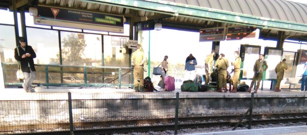 Bewaffnete Soldaten am Bahnhof in Binyamina