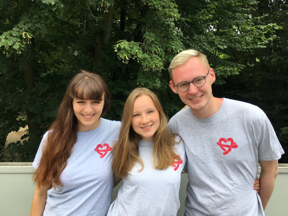 Frederike Booke (Mitte) mit ihren KollegInnen Rebecca Freund und Lukas Chinczewski. Zusammen koordinieren sie das Projekt "Mit Sicherheit Verliebt", Foto: © "Mit Sicherheit verliebt"
