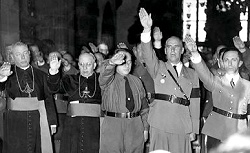 Bischöfe Franz Rudolf Bornewasser und Ludwig Sebastian im Hitlergruß vereint mit Innenminister Wilhelm Frick (2.v.r.) und Propagandaminister Joseph Goebbels
