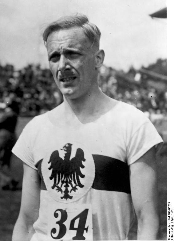 Internationale Hoffnungen für die bevorstehende große Olympiade in Amsterdam ! Der deutsche Weltrecordmann Dr. Peltzer, unsere größte Hoffnung auf der kommenden Olympiade in Amsterdam. (Bundesarchiv, Bild 102-05769 / CC-BY-SA)