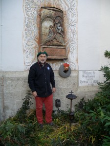Sepp Rothwangl am Groer Mahnmal 