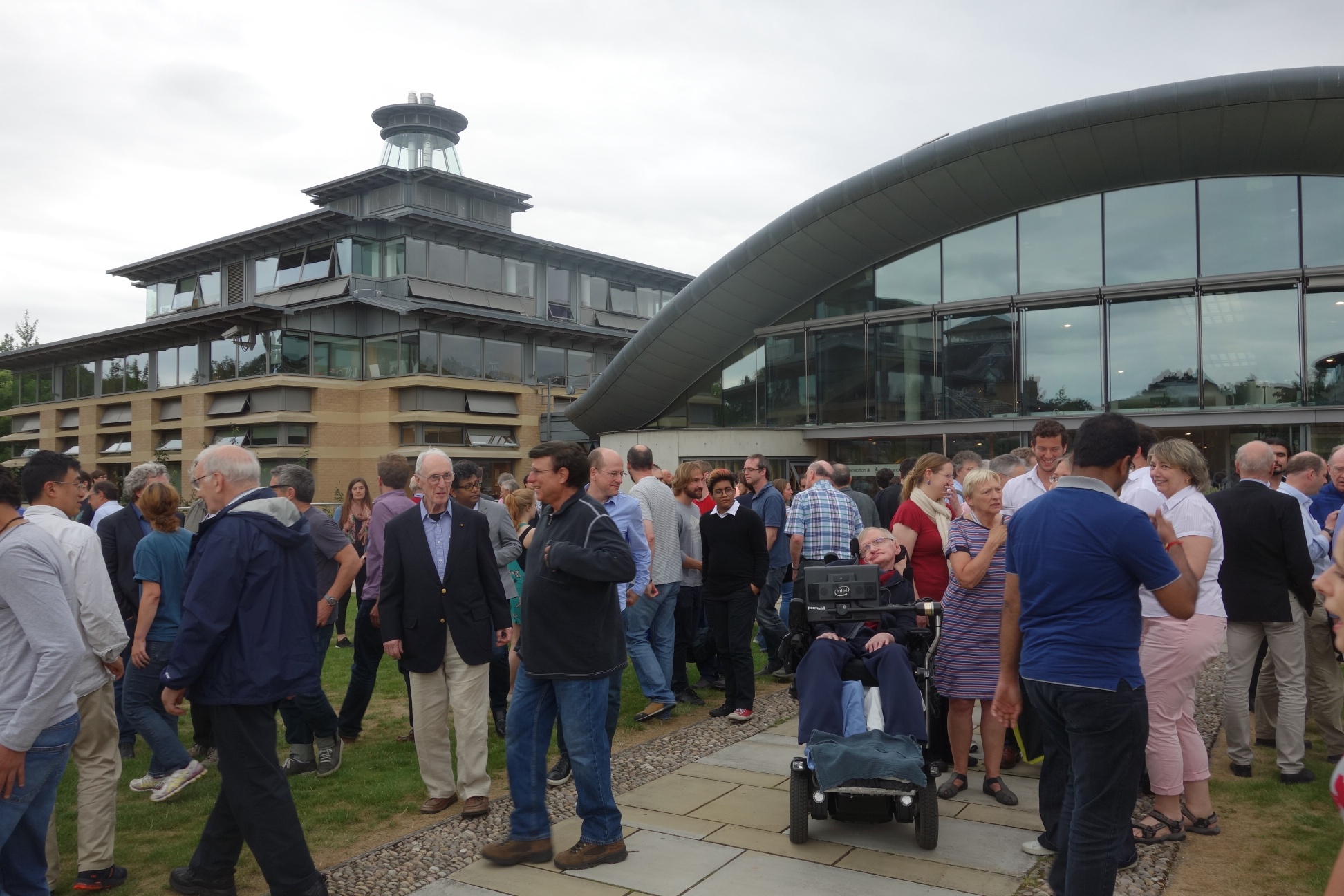 Großes Happening vor dem Department of Applied Mathematics and Theoretical Physics der University of Cambridge.