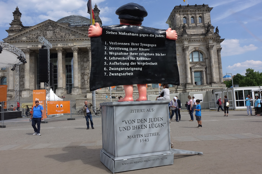 Luther mit Blick auf das Reichstagsgebäude, Foto: © Evelin Frerk