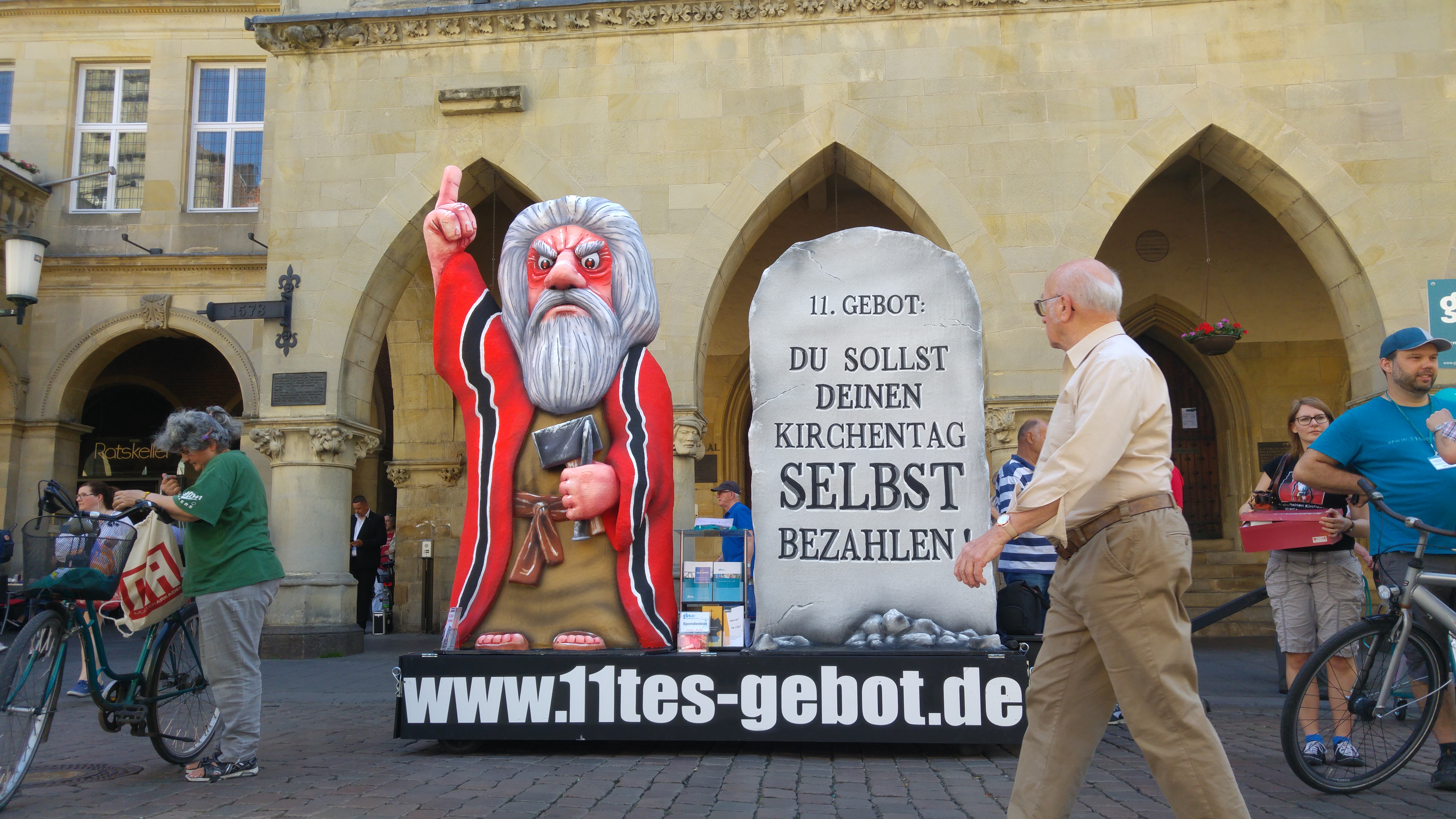 Kunstaktion "11. Gebot" – Foto: © Giordano-Bruno-Stiftung