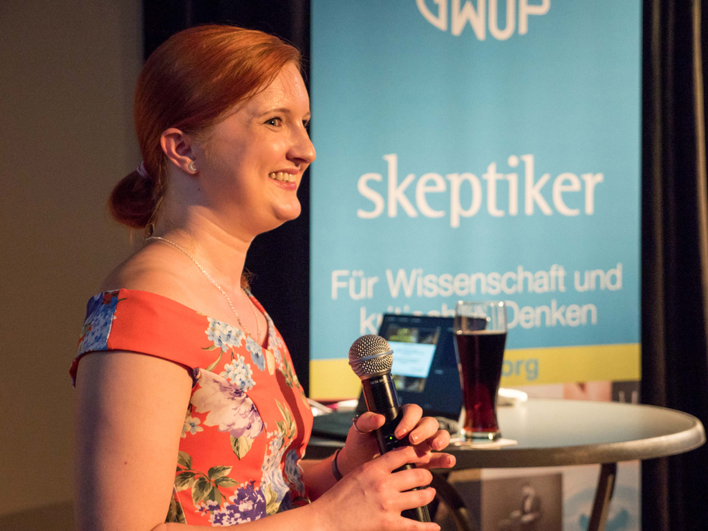 Die Krebsforscherin Dr. Alice Howarth bei "Skeptics in the Pub Köln", Foto: @ Felix Brückner