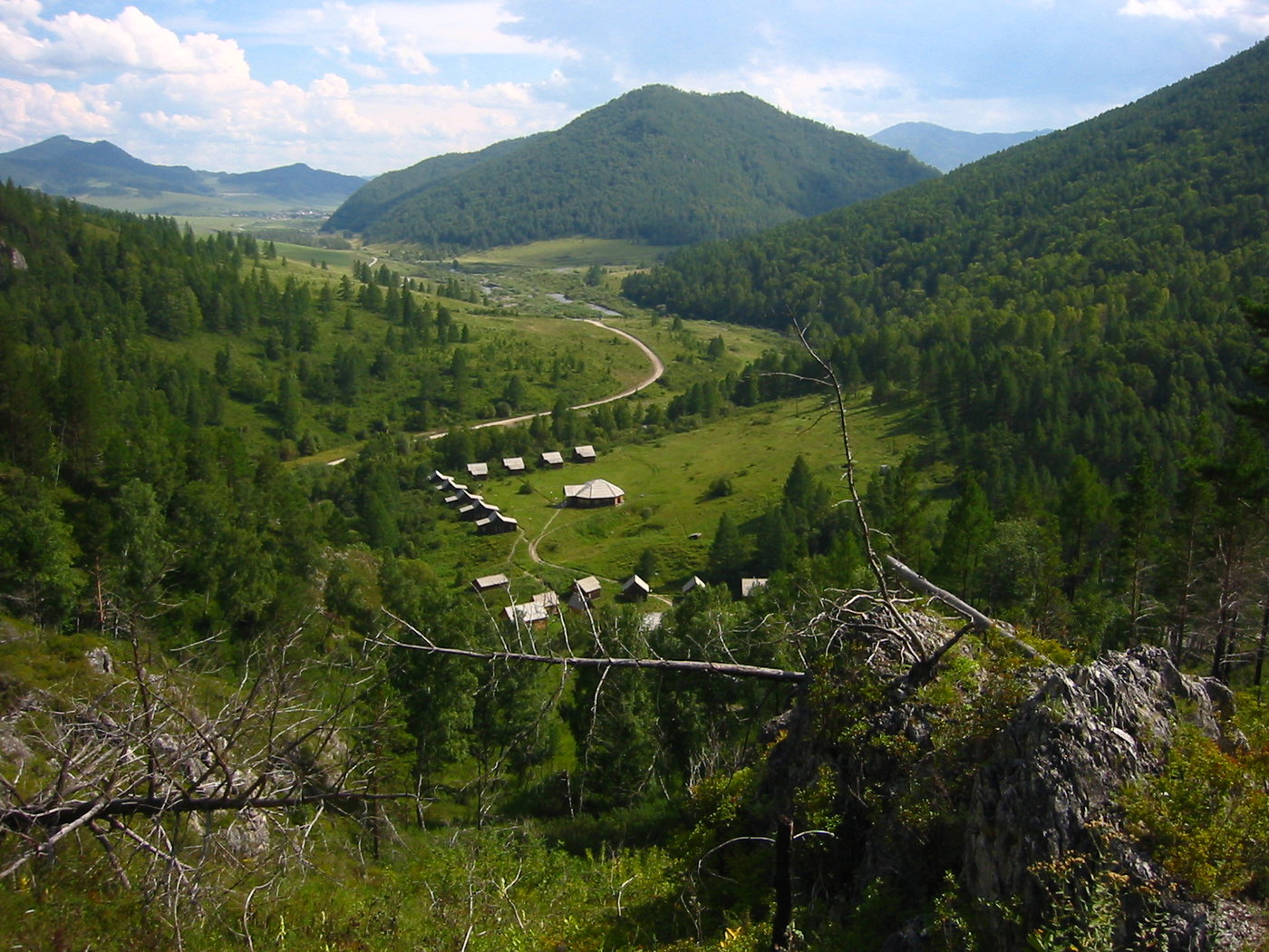 Blick von der Denisova-Höhle aus ins Tal. Foto: © B. Viola, MPI f. evolutionäre Anthropologie