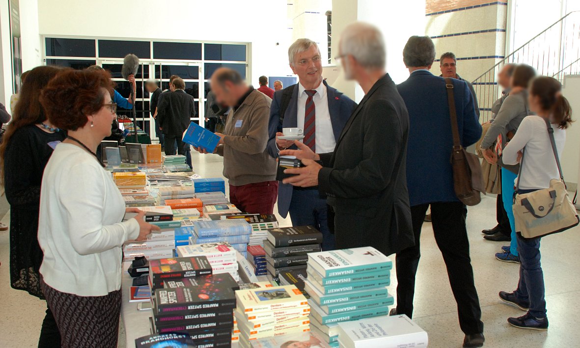 Eckart Altenmüller im Gespräch am Büchertisch, Foto: © Karin Becker