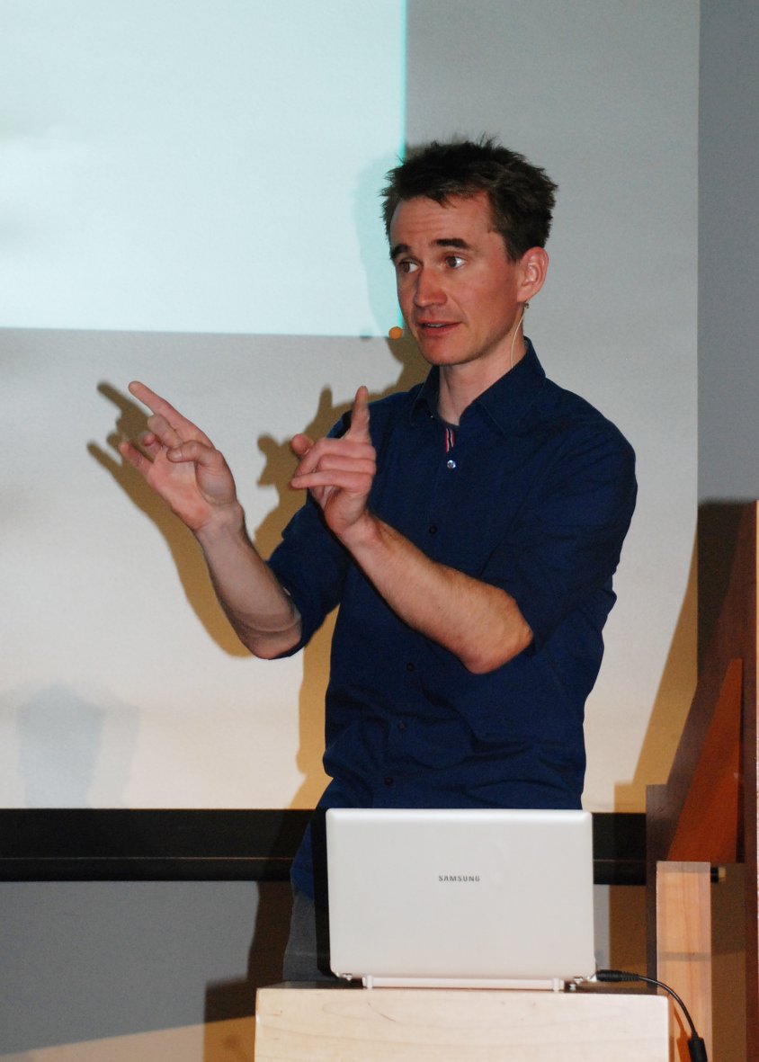 Henning Beck erklärte humorvoll, warum Künstliche Intelligenz menschliche Ideen nicht überflüssig machen wird, Foto: © Karin Becker