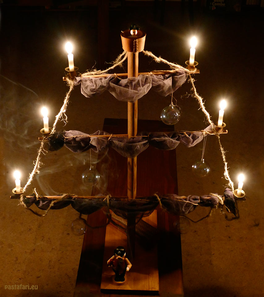 Der traditionelle Mastbaum der Pastafari, Foto: © Kirche des fliegenden Spaghettimonsters e.V.