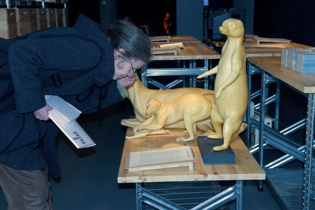 Simone Guski mit dem Notizblock in der Hand bei einer Ausstellung im "Haus der Kulturen" Berlin, Foto: © Evelin Frerk