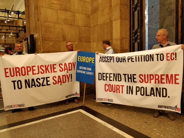 Streikposten vor der Eingang zu der Tagung der EPP.  Foto: © Obywatele RP