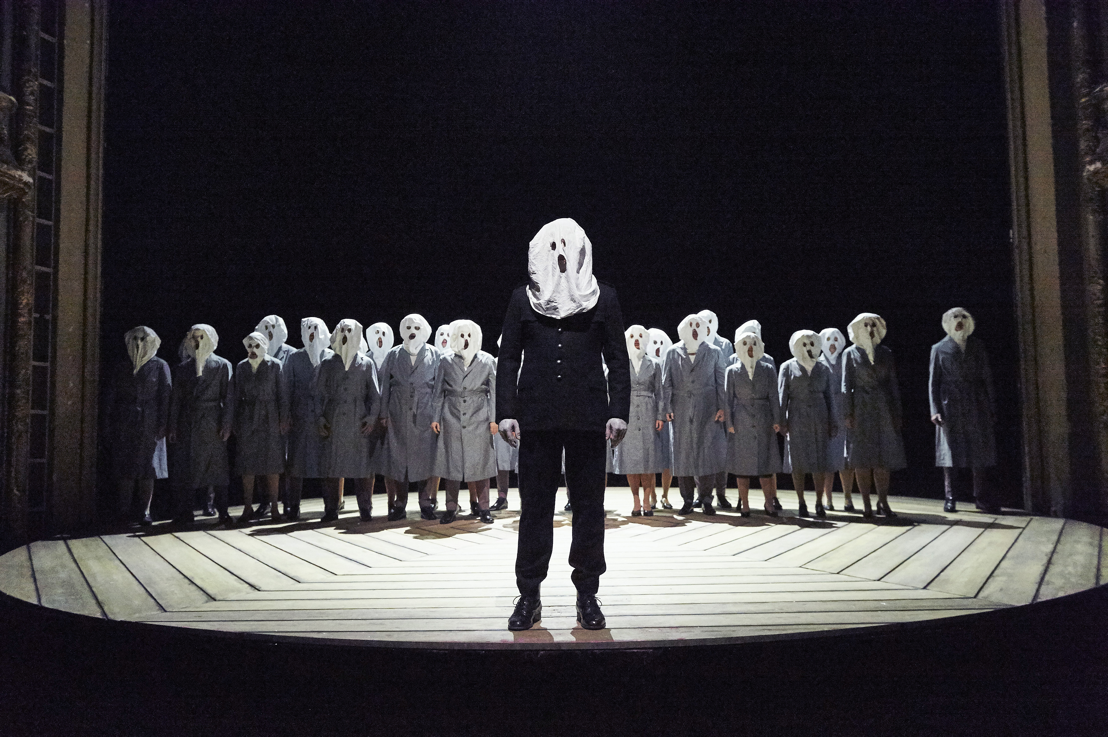 Othello im Berliner Ensemble: Chor und Peter Moltzen, Foto: © Katrin Ribbe / Berliner Ensemble