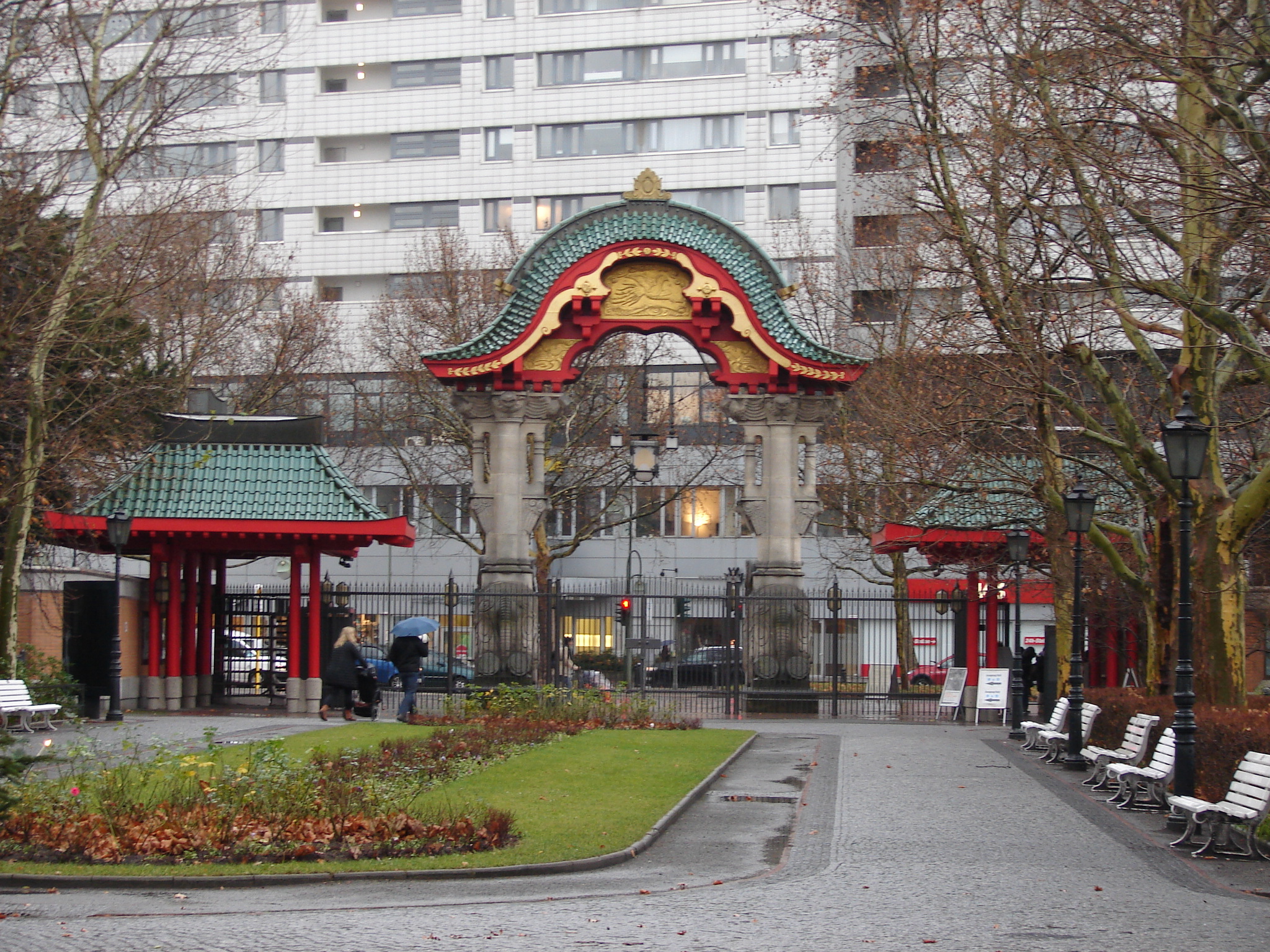 Das weltberühmte Elefantentor, Foto: Archiv Great Ape Project