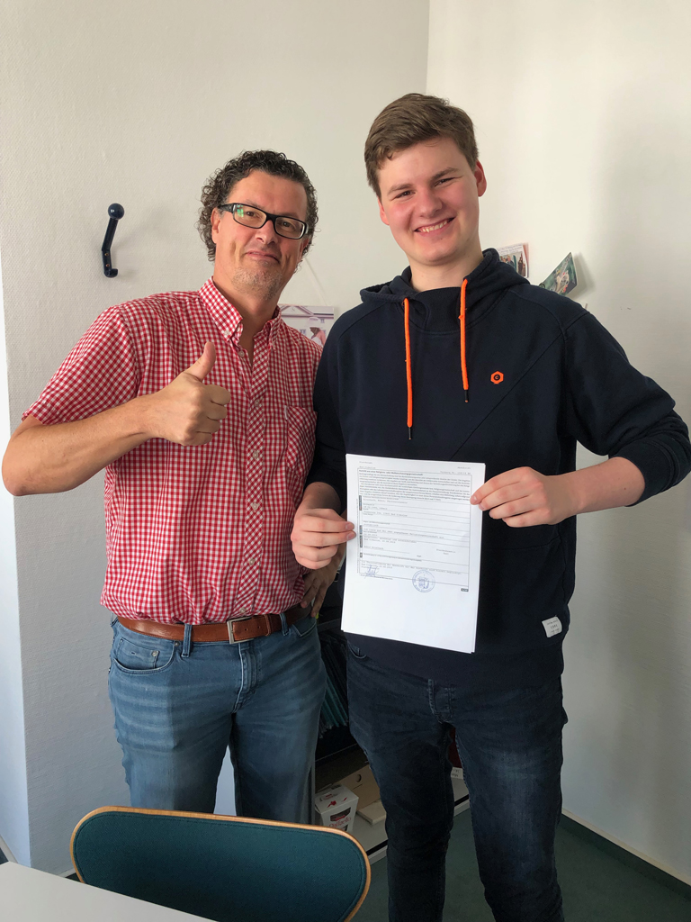 Vater und Sohn mit der Austrittserklärung, Foto: I. Eitelbach