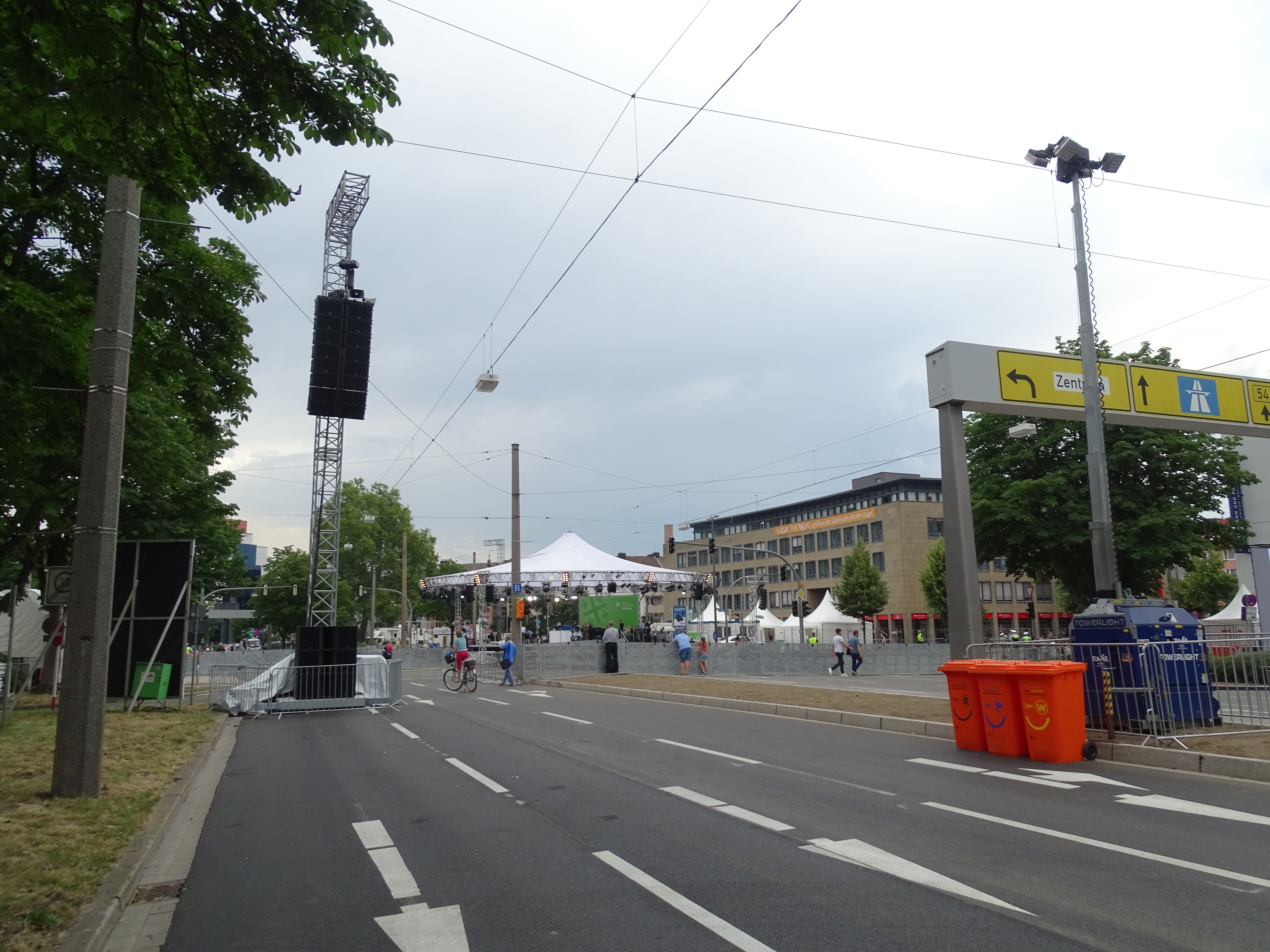 Bühne am Ostentor legt Verkehr lahm, Foto: © Daniela Wakonigg