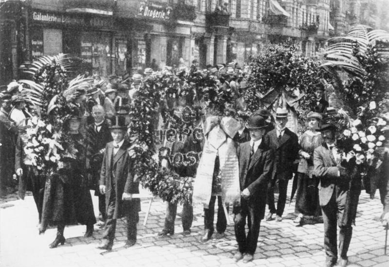 Trauerzug im Rahmen der Beisetzung von Rosa Luxemburg, Foto: Bundesarchiv, Bild 146-1976-067-25A / CC-BY-SA 3.0