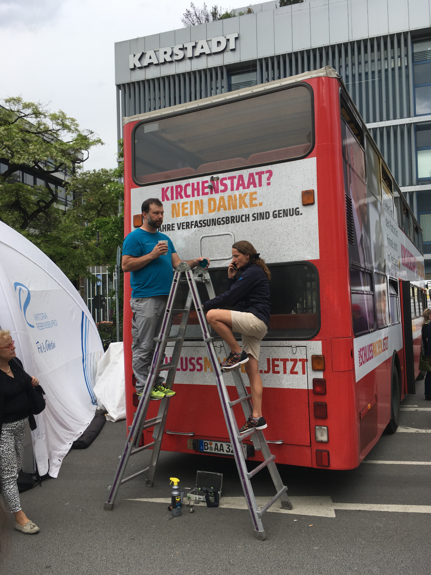 David Farago und Busfahrerin Sabrina kümmern sich um die Rückfahrkamera, Foto: © Gisa Bodenstein