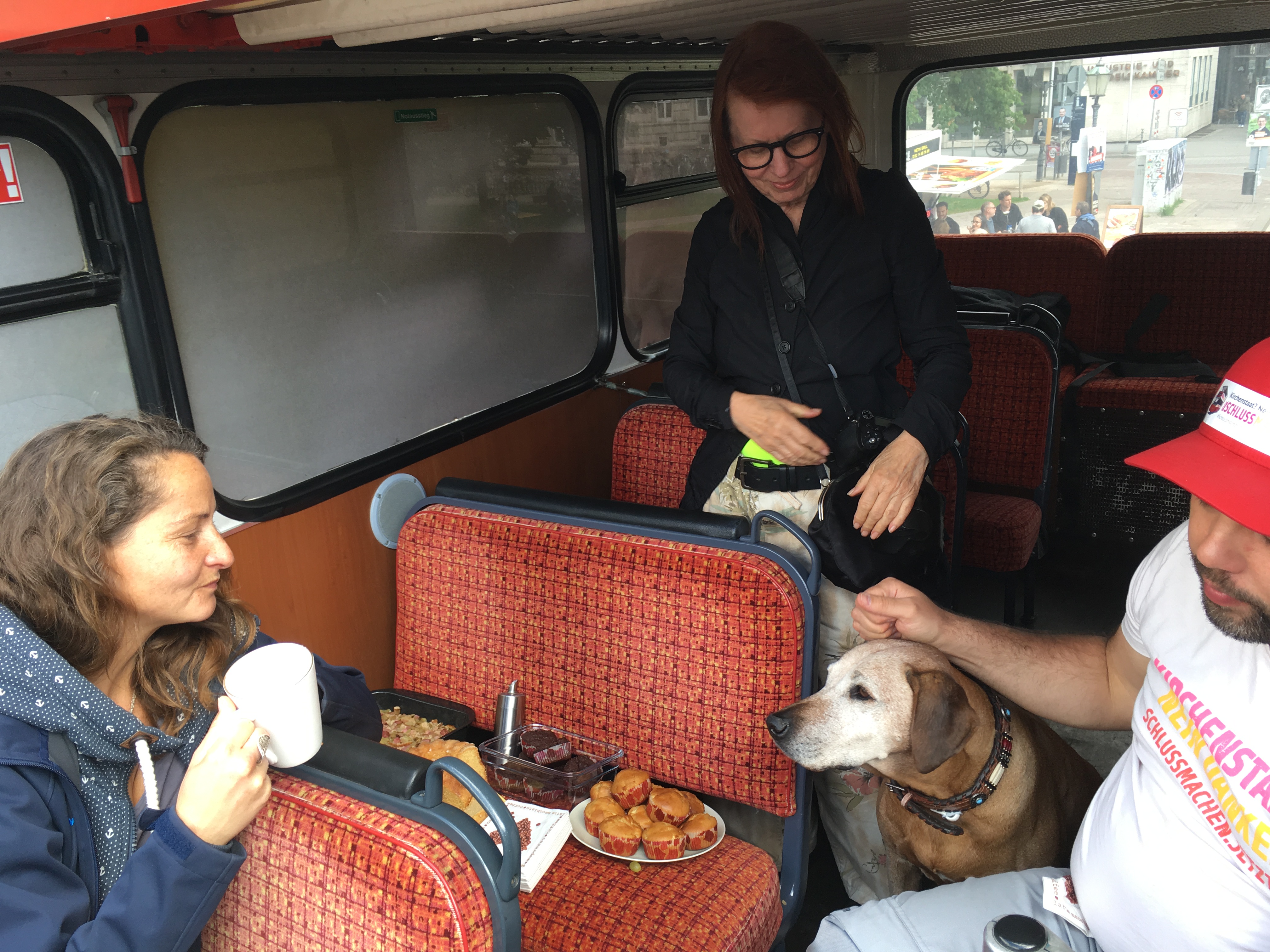 Bus-Picknick auf dem Cabrio-Deck, Foto: © Gisa Bodenstein
