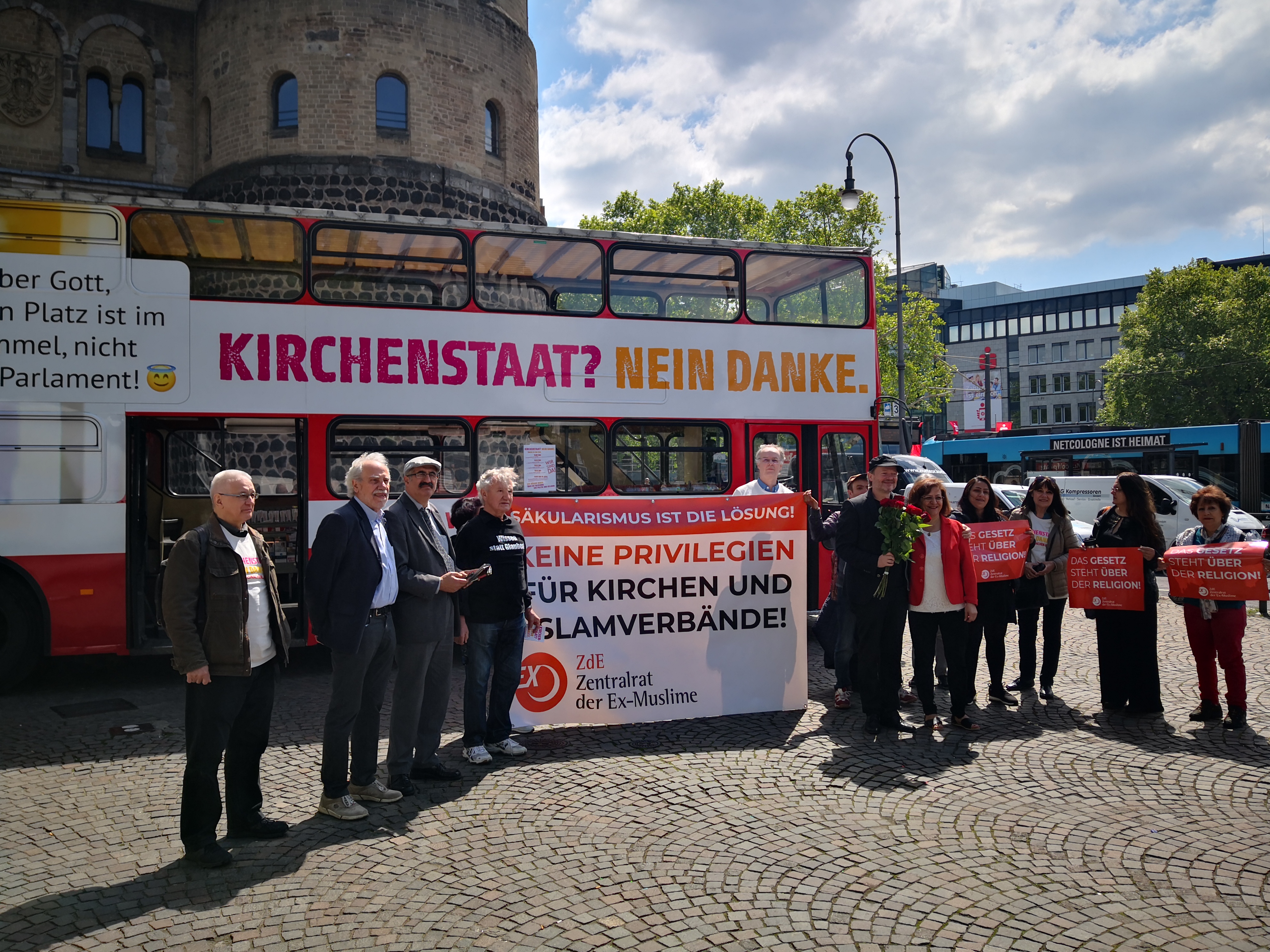 Die Ex-Muslime am Bus, Foto: © Maximilian Steinhaus