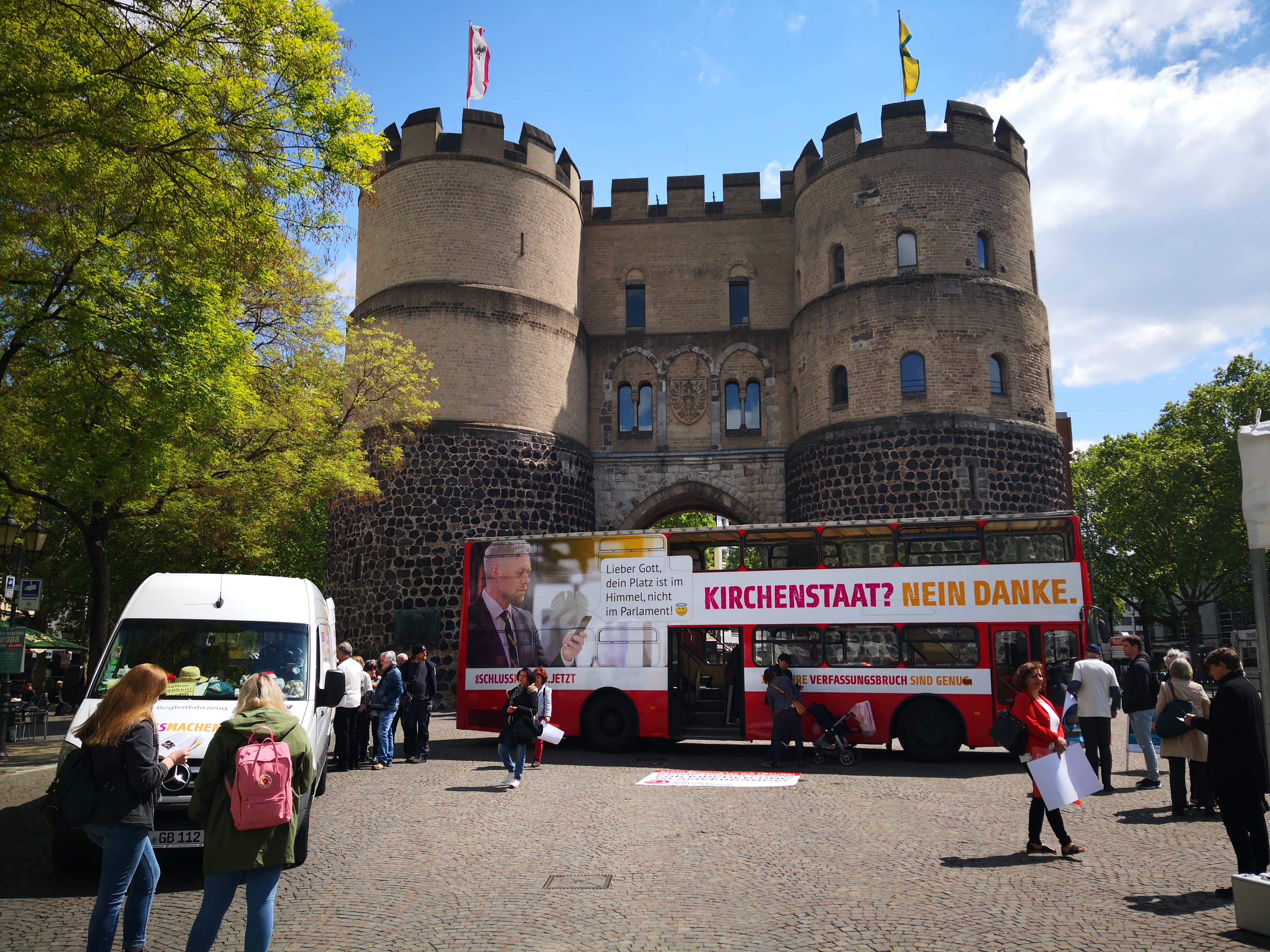 Bus vor der Hahnentorburg am Rudolfplatz, Foto: © Maximilian Steinhaus