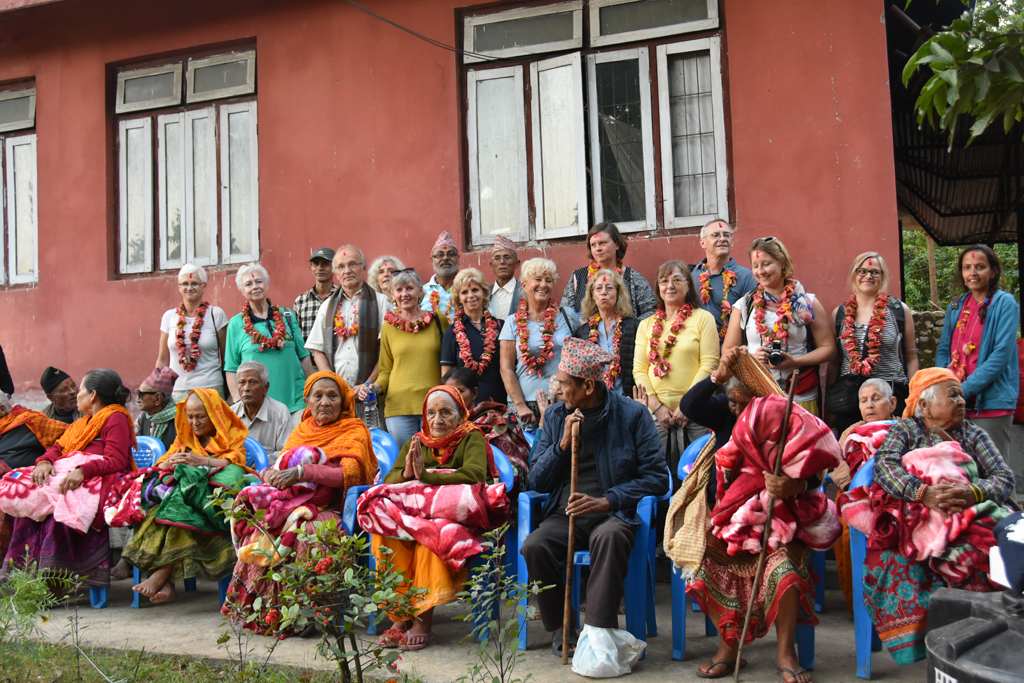 Besuch im Altenheim in Devghat, Foto: © Manfred Isemeyer