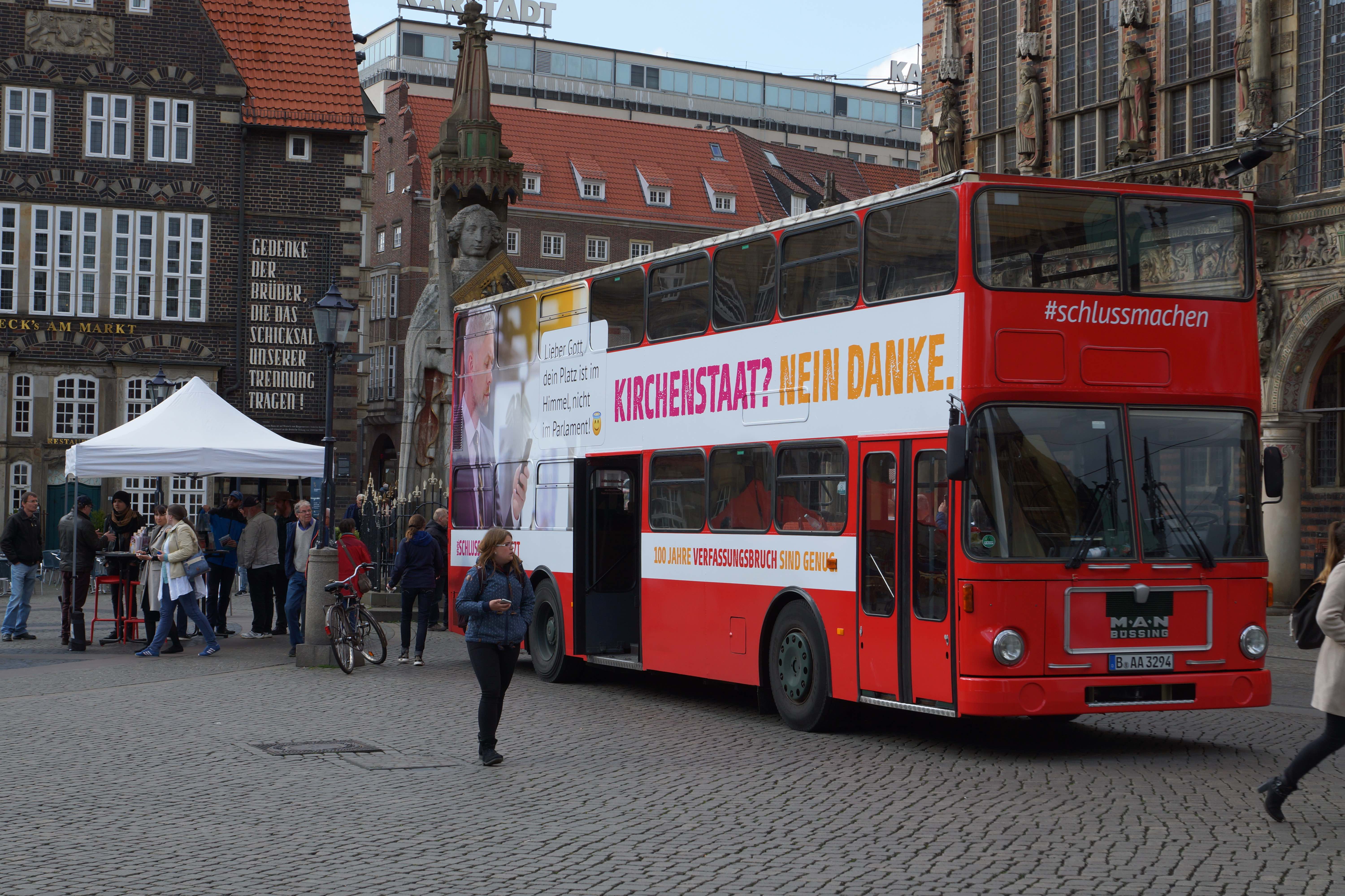 Der Bus steht neben dem Bremer "Roland", Foto: © David Farago