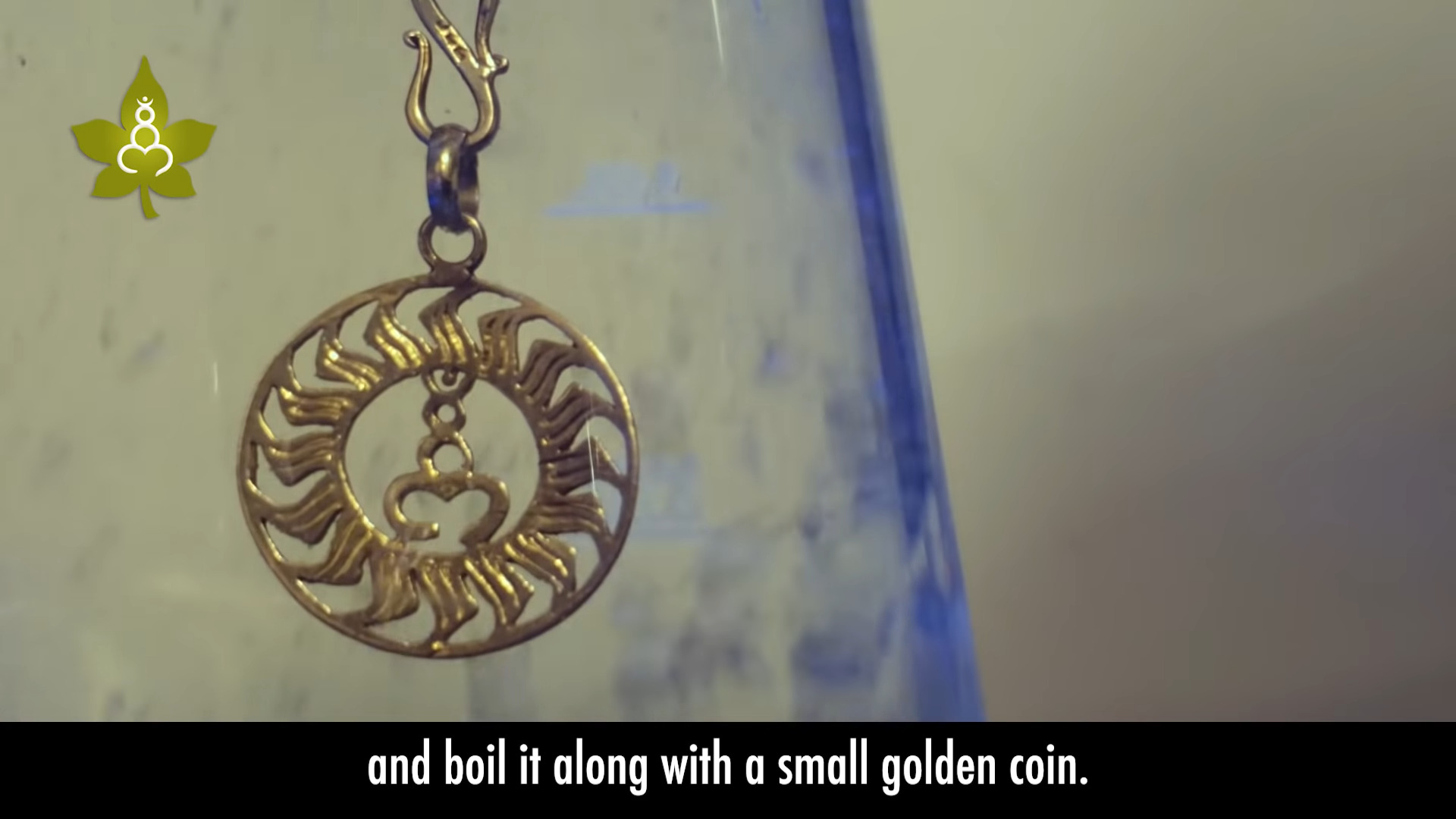 Wundertätiges Ayurveda-Amulett (Screenshot der Videobotschaft Dr.Tambes vom 8.3.2020)