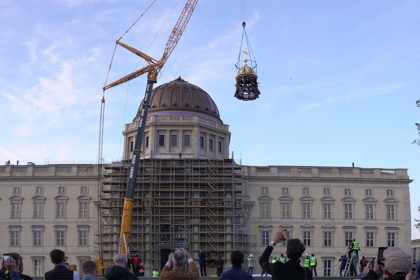 Ein Kran setzte die Kuppel mit dem Kreuz auf das Humbold Forum, Foto: © Evelin Frerk