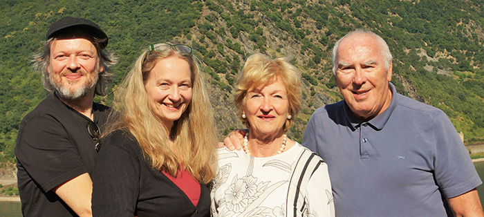 Elke Held mit Michael Schmidt-Salomon, Bibi Steffen-Binot und Herbert Steffen am gbs-Stiftungssitz