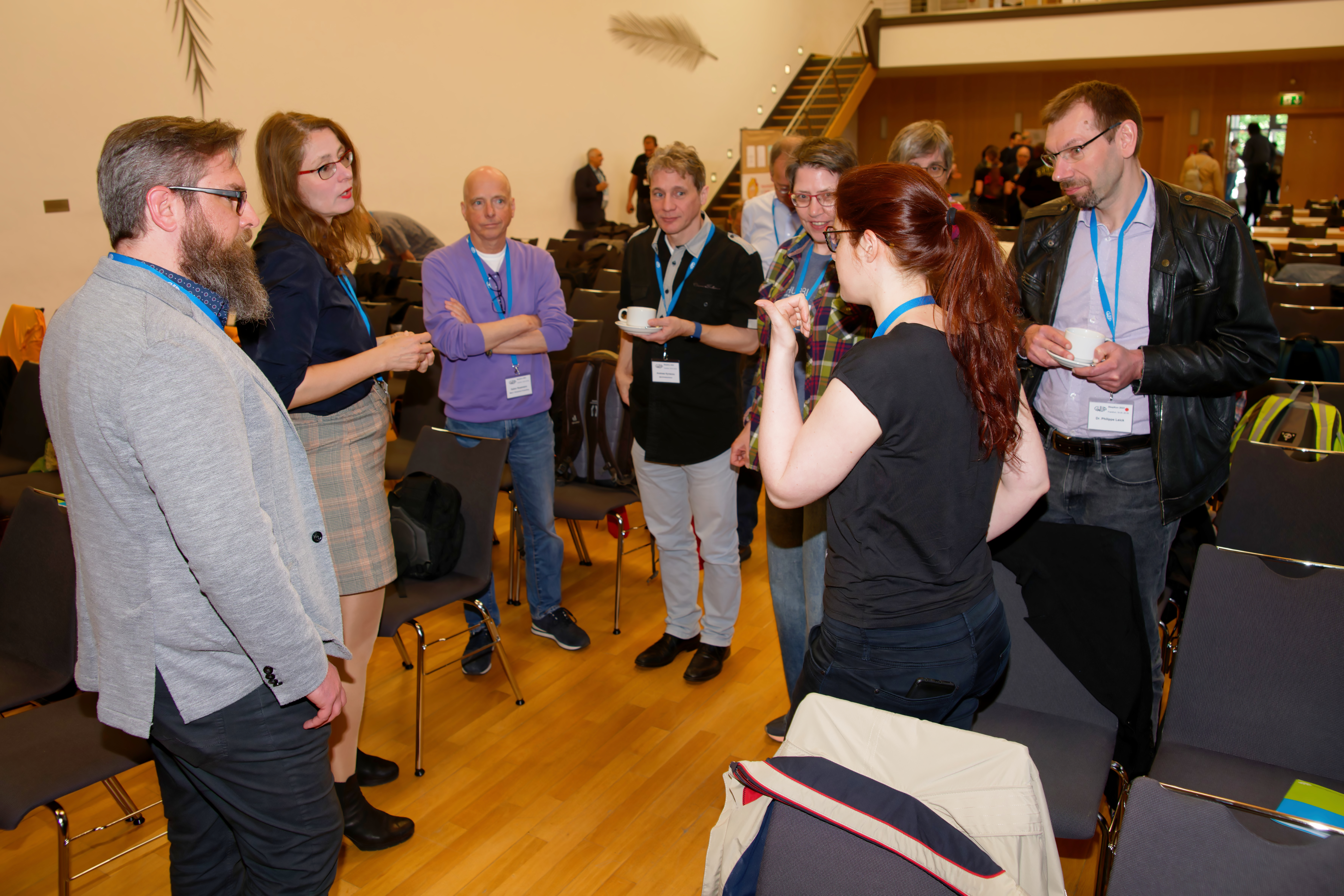 Besucherinnen und Besucher im Gespräch mit Referentin Maria-Christina Nimmerfroh, Foto: © Hans-Ludwig Reischmann&nbsp;