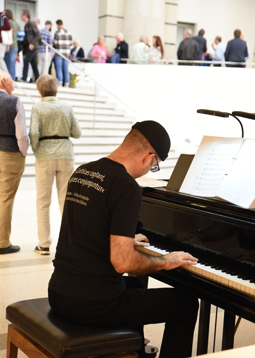 In den Pausen am Klavier: Claus Gebert;&nbsp;Foto: © Karin Becker