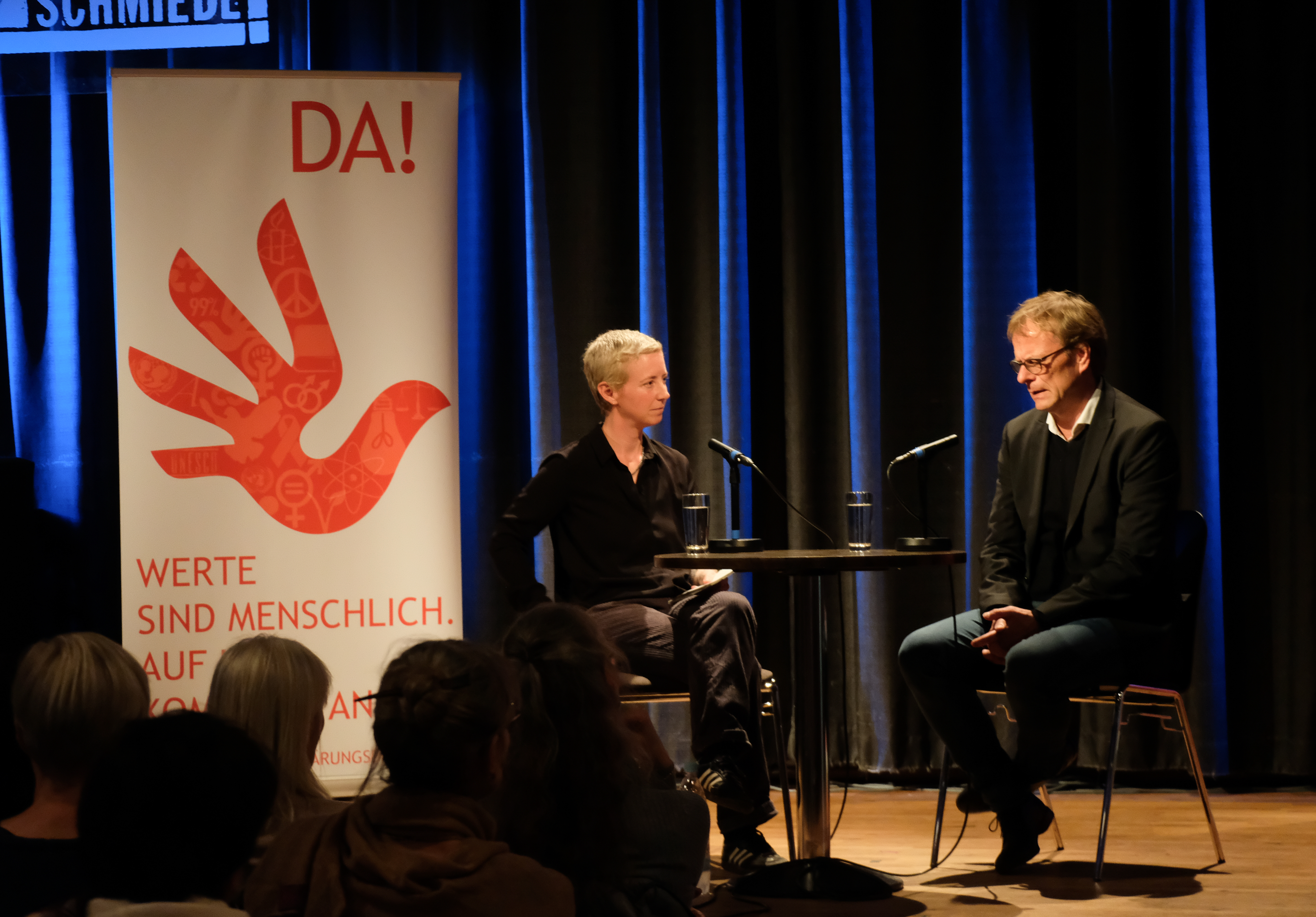 Interviewerin Katrin Wiesemann (l) mit Hendrik Cremer (r.),&nbsp;Foto: © Eva Creuz