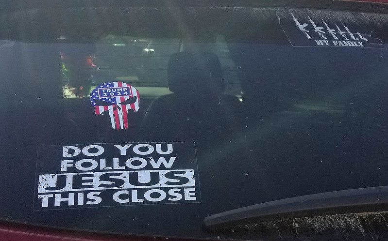 "Folgst du Jesus auch so nah"?-Aufkleber neben einem stilisierten pro-Trump Punisher-Schädel. Picture by Gilbert Mercier via Flickr,&nbsp;CC BY-NC-ND 2.0