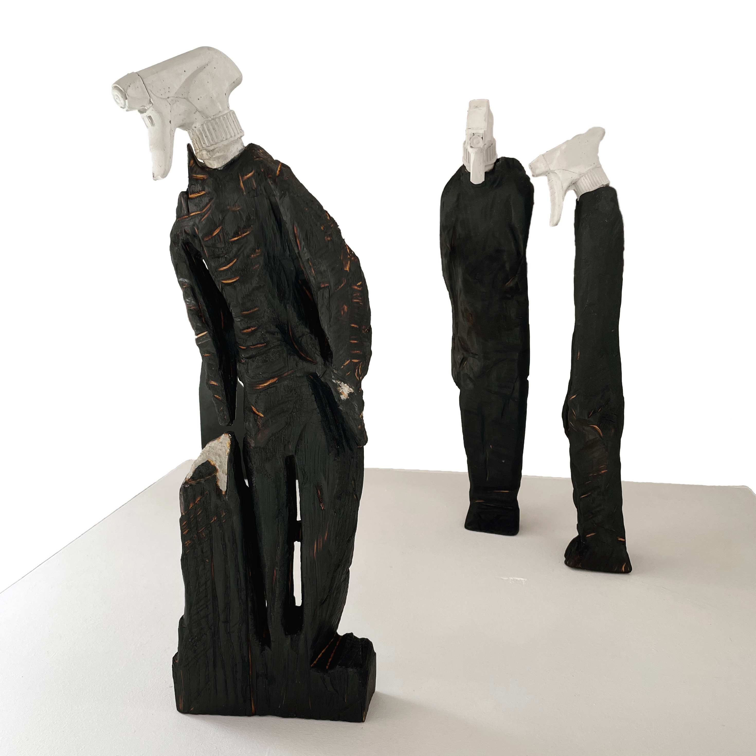 Susan Broy, Nobuddies, kettengesägte Holzkörper mit Betonköpfen, 43 / 45 / 47 cm, Fotorechte: Broy