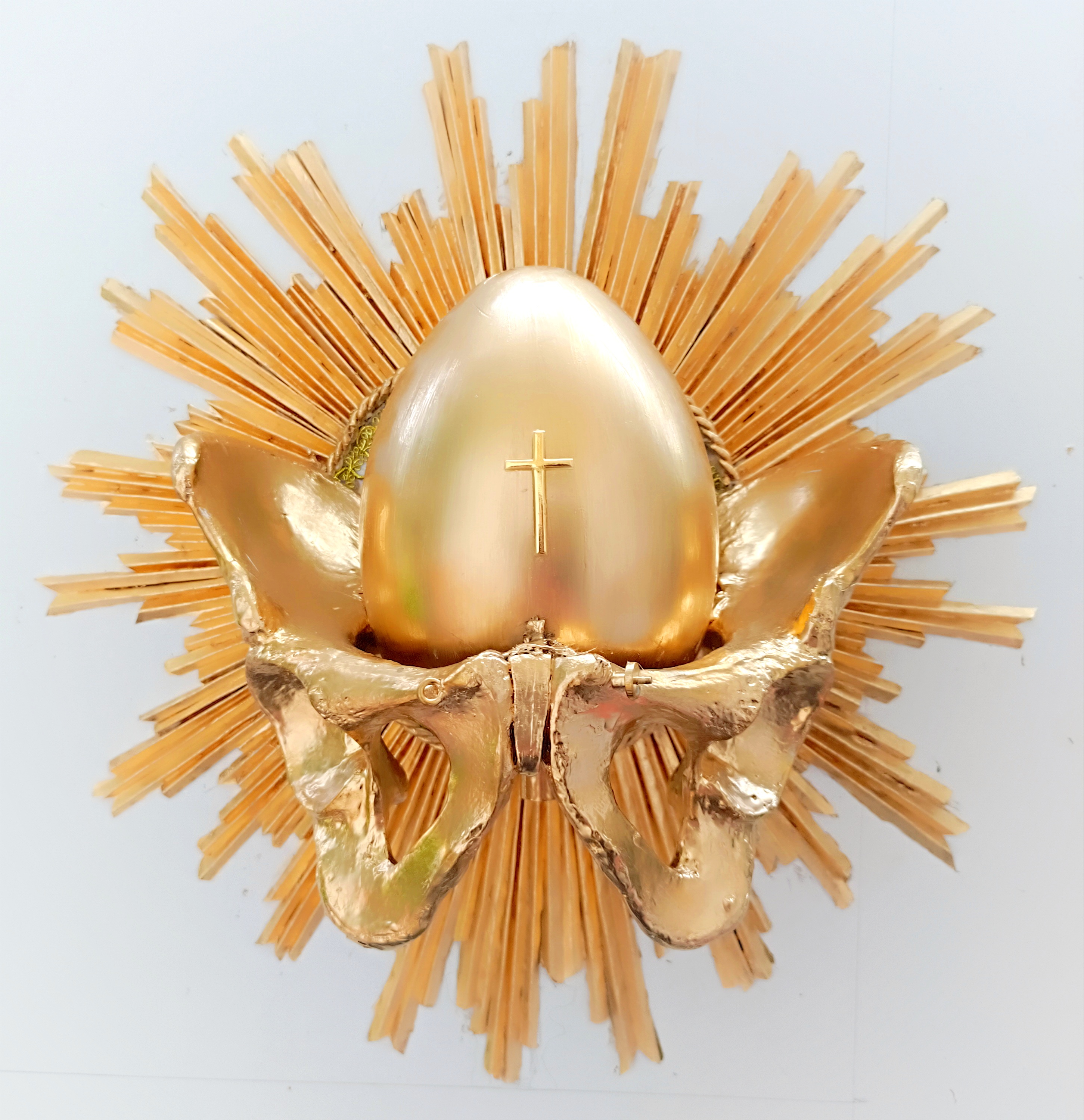 Heinz Frey, HOLY EGG, Wandobjekt (Beckenknochen, Plastik-Ei, Karton, Goldfarbe), 60 x 50 x 18 cm, Fotorechte: Frey