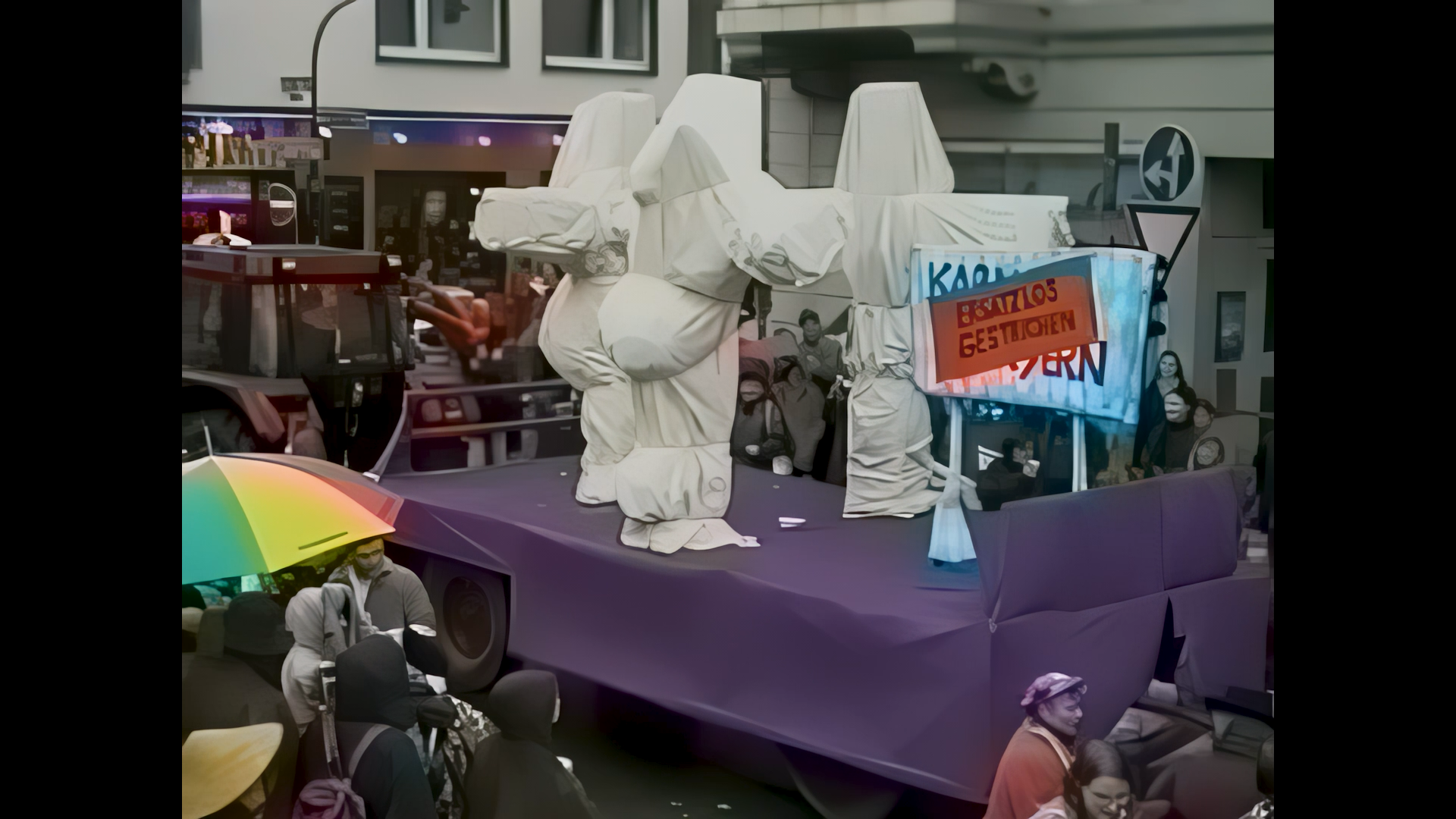 Der verhüllte Wagen im Rosenmontagszug, Foto: © Ricarda Hinz