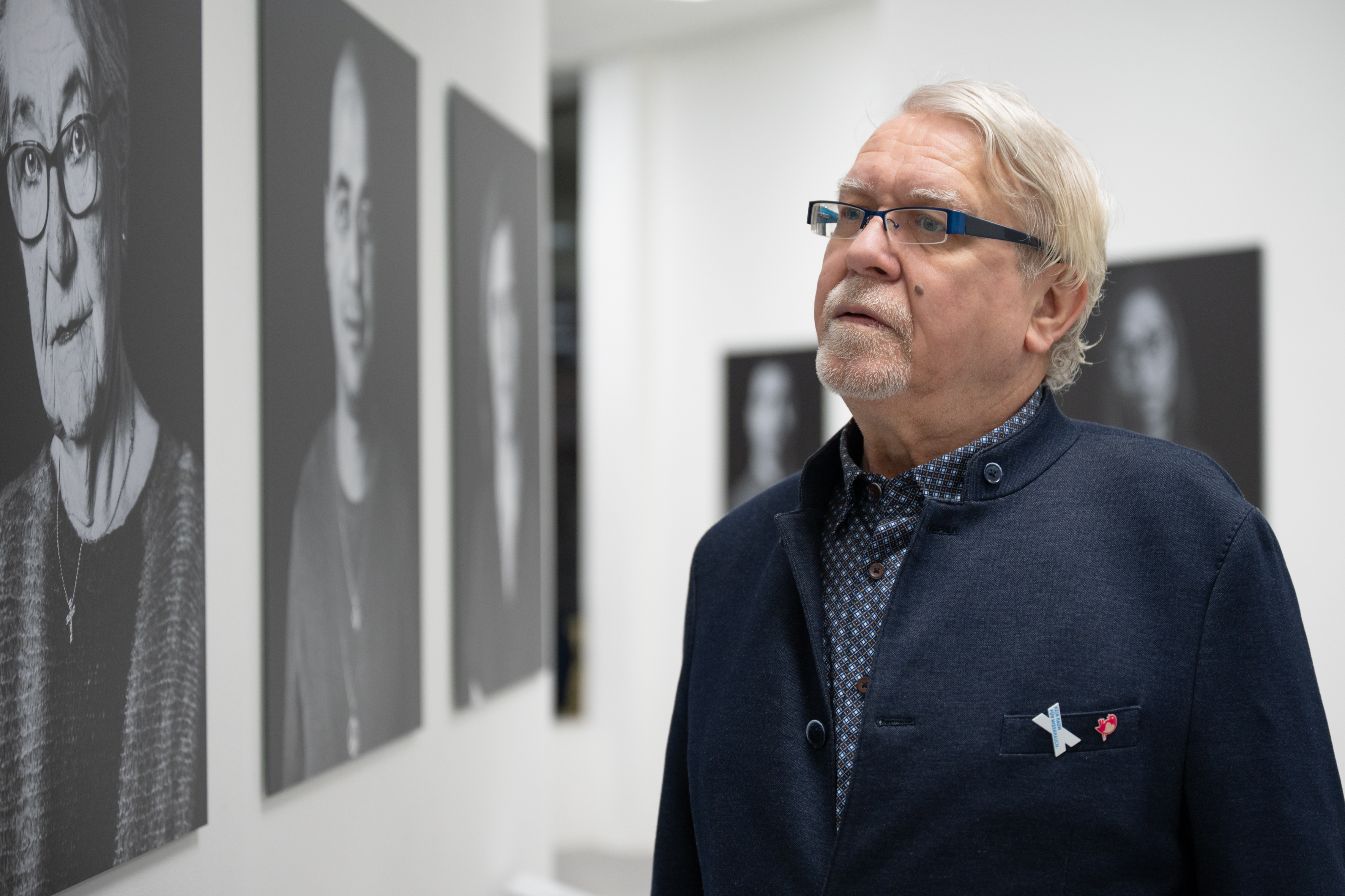Karl Haucke in der Ausstellung. Foto: ©&nbsp;Angela von Brill