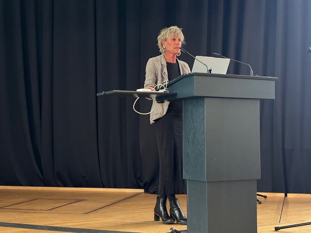 Die Medizinethikerin Prof. Bettina Schöne-Seifert während ihres Vortrags in Oldenburg. Foto: © Arbeitskreis Selbstbestimmtes Sterben Oldenburg