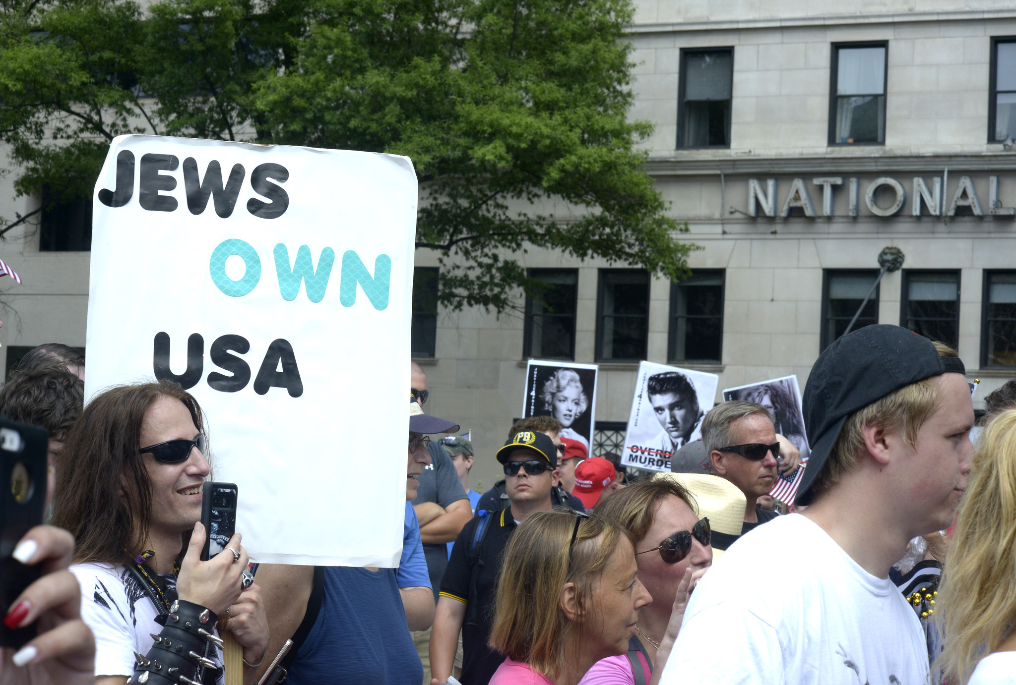 "Juden kontrollieren die USA" auf einem Protestschild. Foto: © Stephen Melkisethian, Flickr.&nbsp;CC BY-NC-ND 2.0