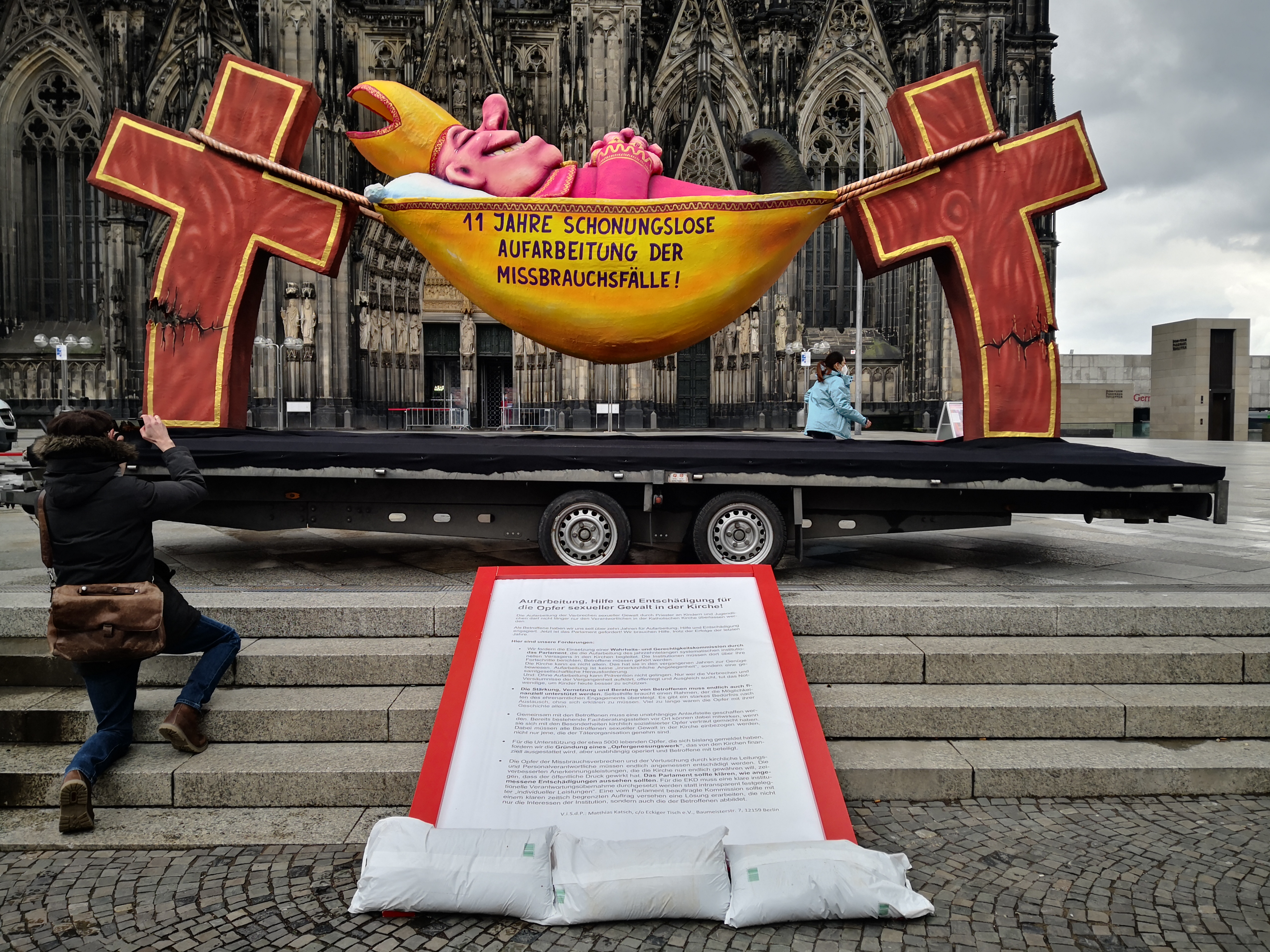 Forderungen der Missbrauchsopfer auf der Domtreppe
